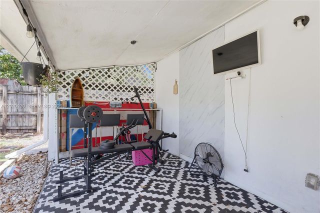 6641 Freedom St, Hollywood, FL 33024