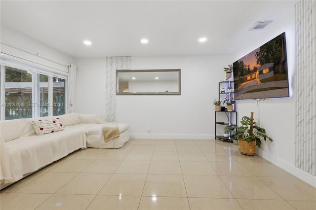 6641 Freedom St, Hollywood, FL 33024