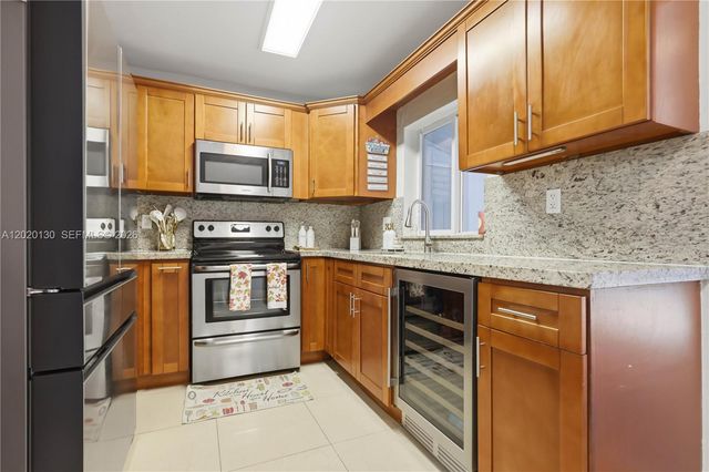 6641 Freedom St, Hollywood, FL 33024