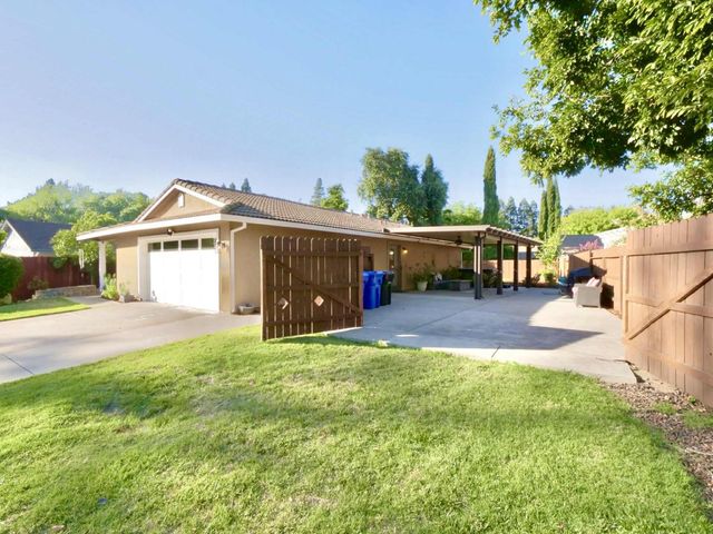 7207 Seasons Dr, Elk Grove, CA 95758