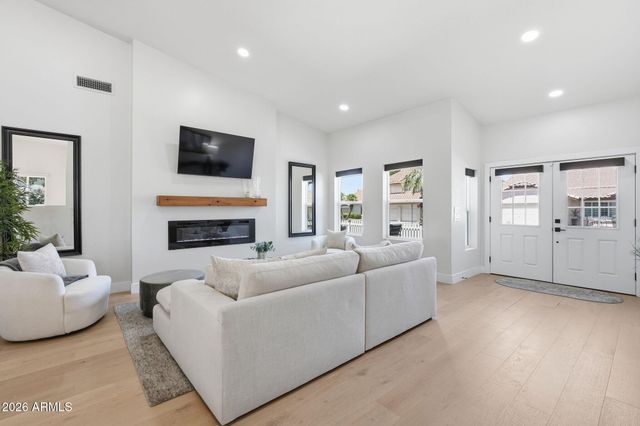 5623 E CLAIRE Drive, Scottsdale, AZ 85254