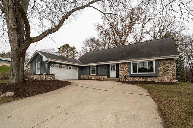 1205 Ayrshire LANE, Waukesha, WI 53186