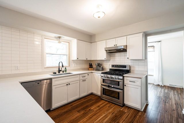 1205 Ayrshire LANE, Waukesha, WI 53186