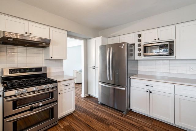 1205 Ayrshire LANE, Waukesha, WI 53186