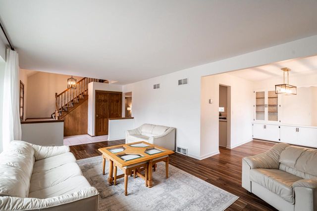 1205 Ayrshire LANE, Waukesha, WI 53186