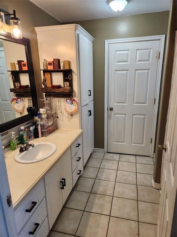 1011 W 5th Street, El Campo, TX 77437