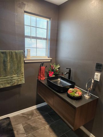 1011 W 5th Street, El Campo, TX 77437