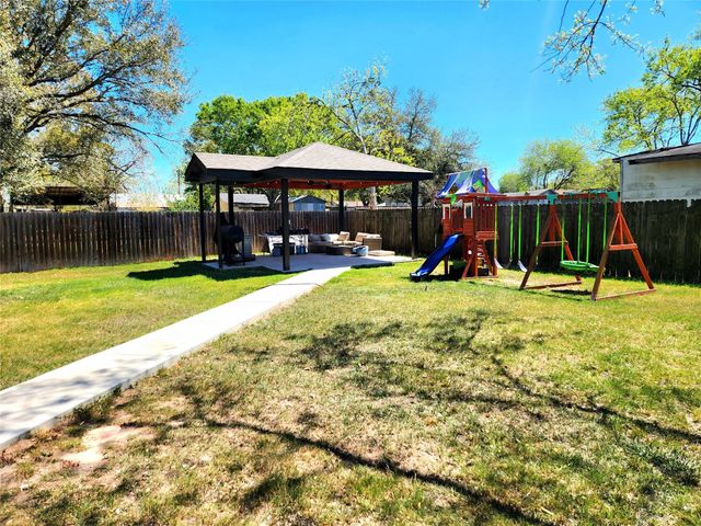 1011 W 5th Street, El Campo, TX 77437
