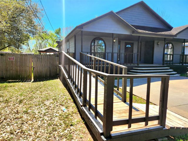 1011 W 5th Street, El Campo, TX 77437