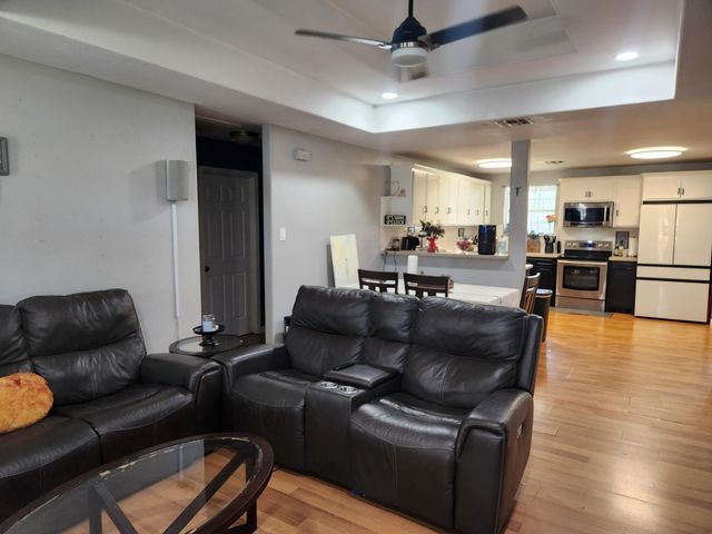 1011 W 5th Street, El Campo, TX 77437