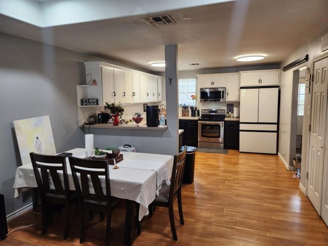 1011 W 5th Street, El Campo, TX 77437