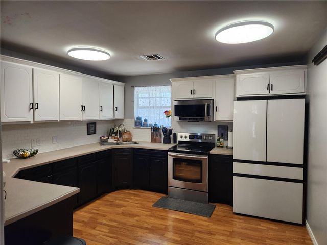 1011 W 5th Street, El Campo, TX 77437