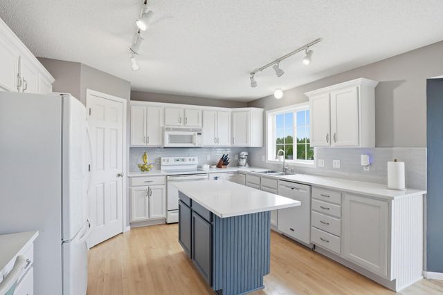 1961 Sierra Parkway, Waconia, MN 55387