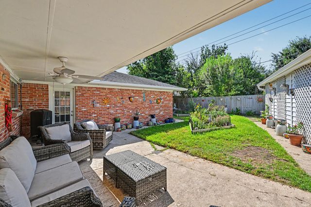 7719 Burning Hills Drive, Houston, TX 77071