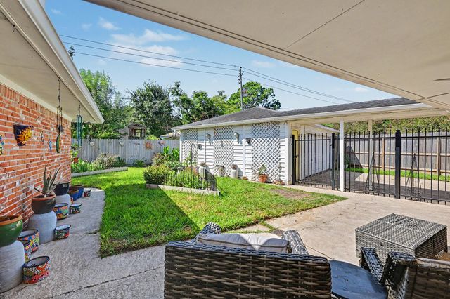 7719 Burning Hills Drive, Houston, TX 77071