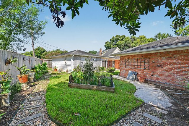 7719 Burning Hills Drive, Houston, TX 77071