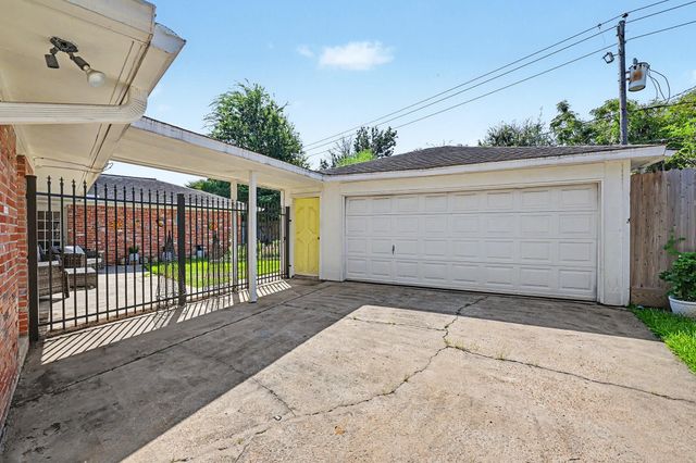 7719 Burning Hills Drive, Houston, TX 77071