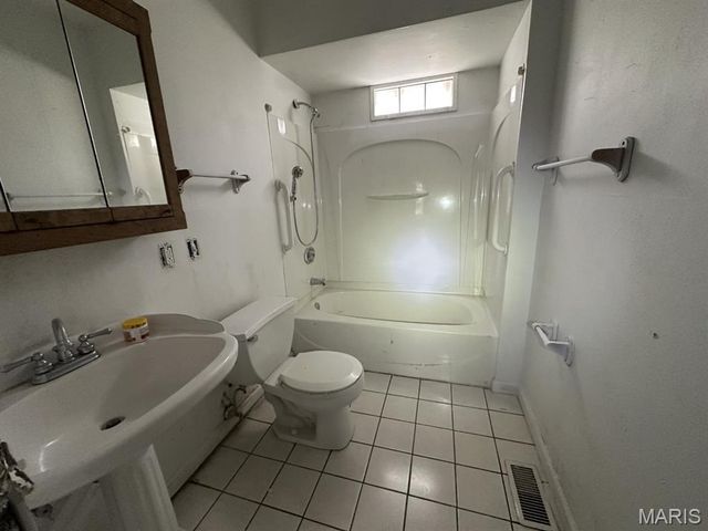 7716 Circle Drive, St Louis, MO 63121