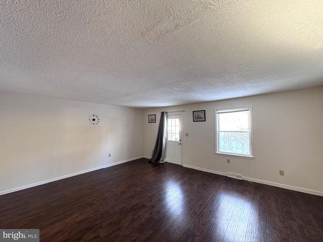 8315 COUNTRYSIDE LN, Fogelsville, PA 18051