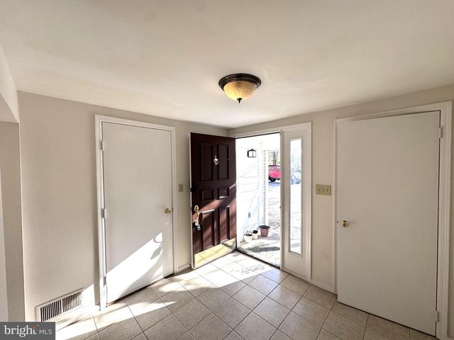 8315 COUNTRYSIDE LN, Fogelsville, PA 18051