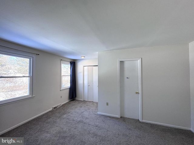 8315 COUNTRYSIDE LN, Fogelsville, PA 18051