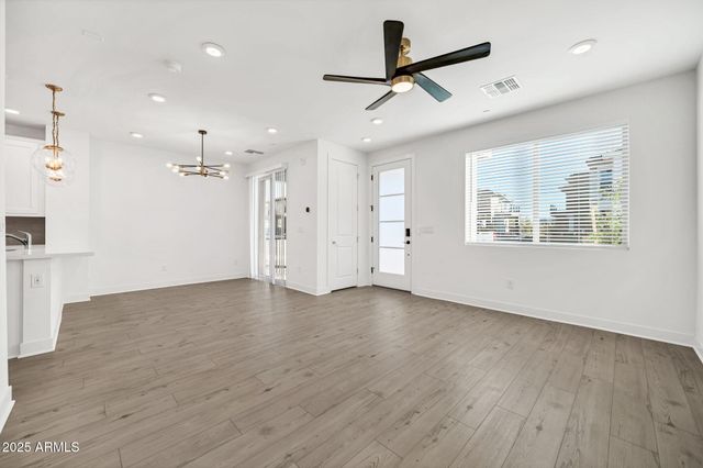 2121 W SONORAN DESERT Drive 61, Phoenix, AZ 85085