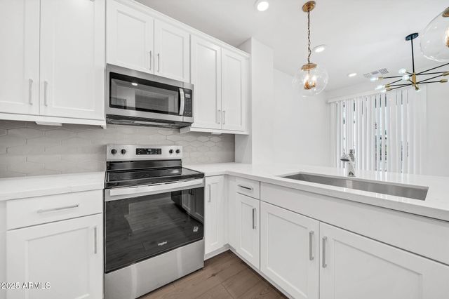 2121 W SONORAN DESERT Drive 61, Phoenix, AZ 85085