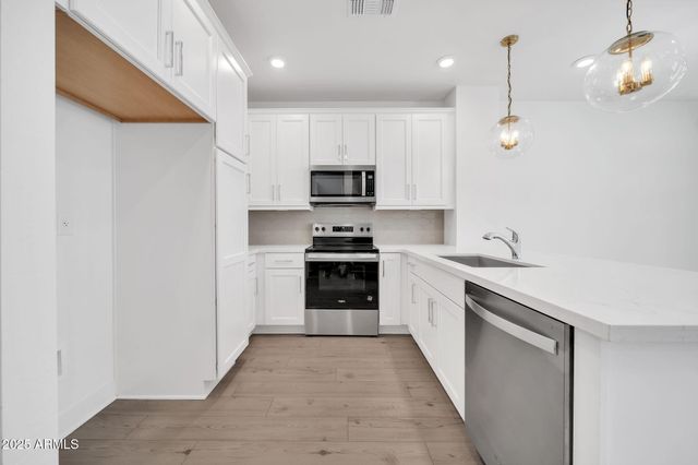 2121 W SONORAN DESERT Drive 61, Phoenix, AZ 85085