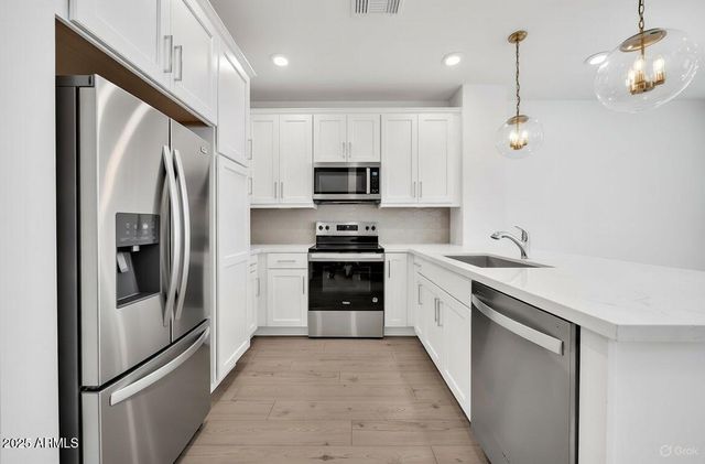 2121 W SONORAN DESERT Drive 61, Phoenix, AZ 85085