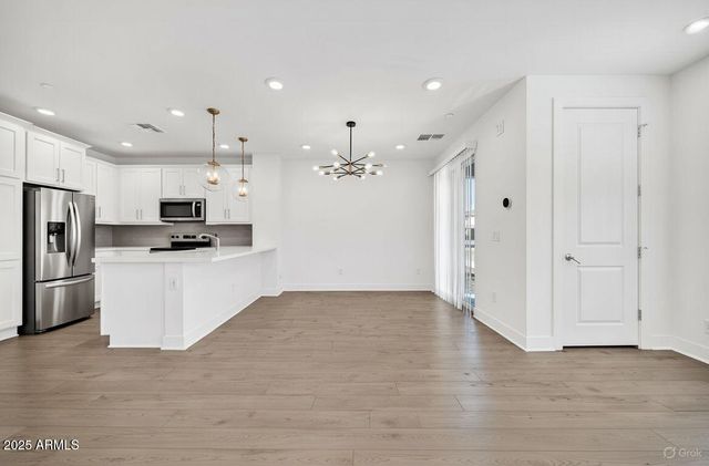 2121 W SONORAN DESERT Drive 61, Phoenix, AZ 85085