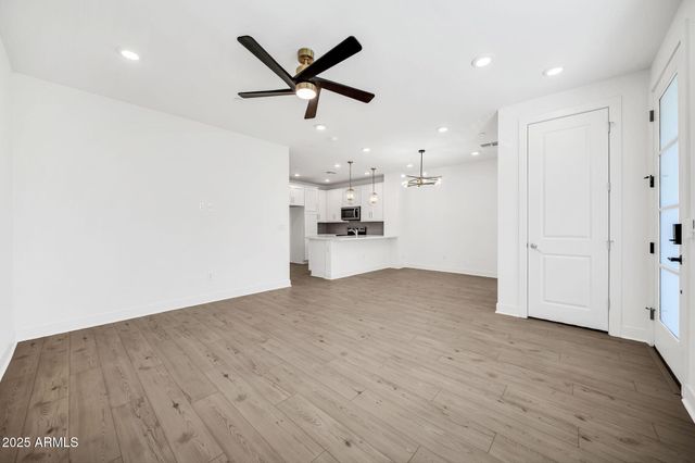 2121 W SONORAN DESERT Drive 61, Phoenix, AZ 85085