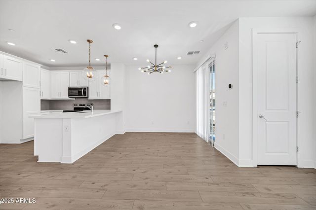 2121 W SONORAN DESERT Drive 61, Phoenix, AZ 85085