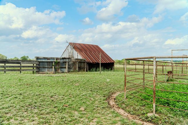 2745 Holub Road, Schulenburg, TX 78956