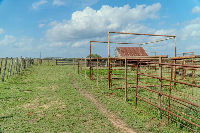 2745 Holub Road, Schulenburg, TX 78956
