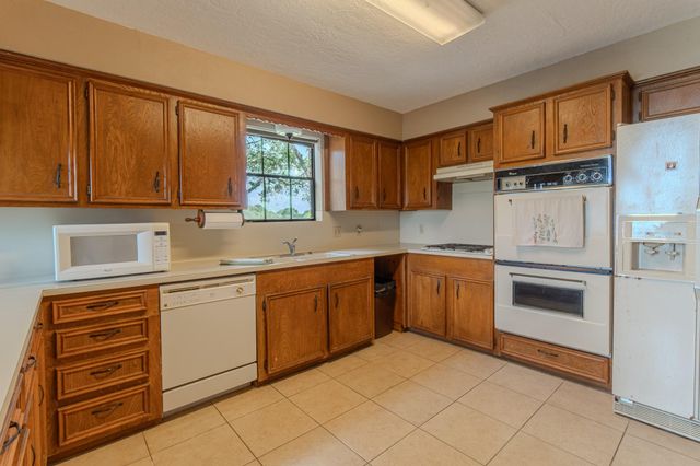 2745 Holub Road, Schulenburg, TX 78956
