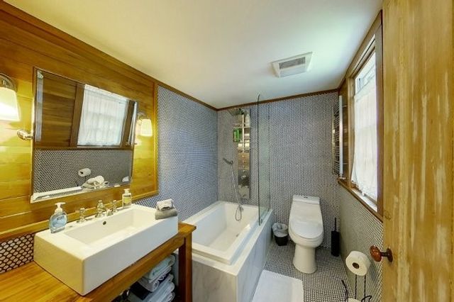 300 Broadway, Newport, RI 02840