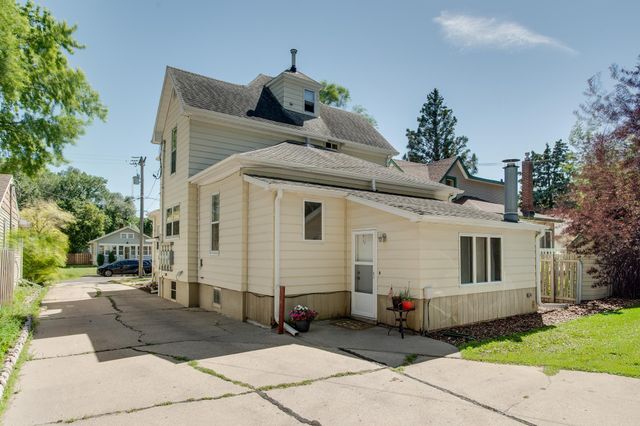 1637 8th Avenue S, Fargo, ND 58103