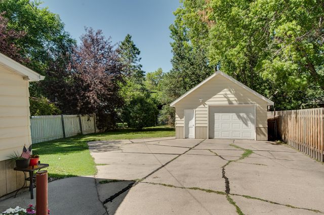 1637 8th Avenue S, Fargo, ND 58103