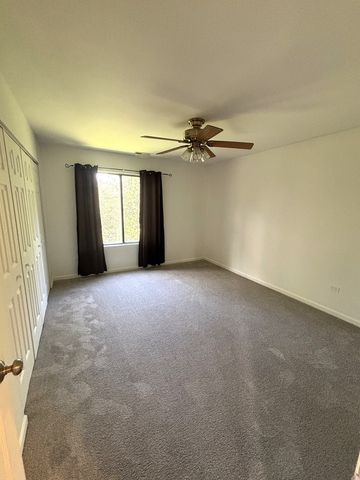 382 Sandhurst Circle 7, Glen Ellyn, IL 60137