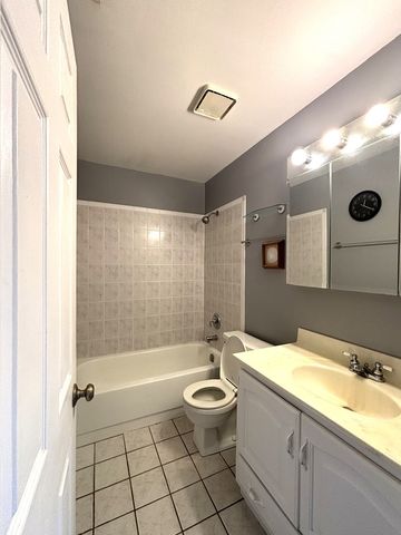 382 Sandhurst Circle 7, Glen Ellyn, IL 60137