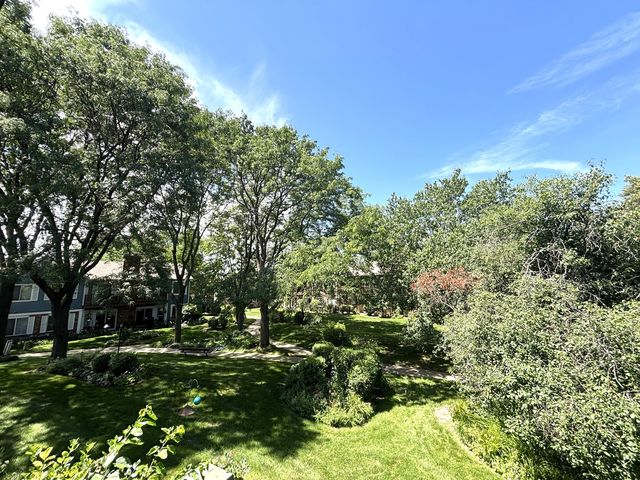 382 Sandhurst Circle 7, Glen Ellyn, IL 60137