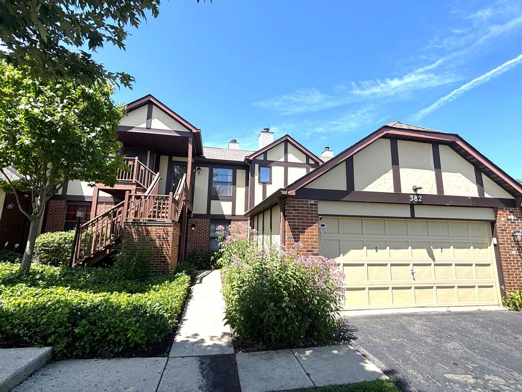 382 Sandhurst Circle 7, Glen Ellyn, IL 60137