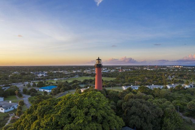 48 Live Oak Circle, Jupiter, FL 33469