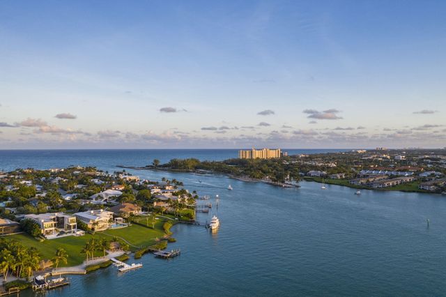 48 Live Oak Circle, Jupiter, FL 33469