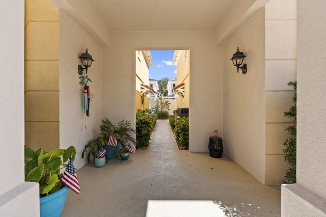 48 Live Oak Circle, Jupiter, FL 33469