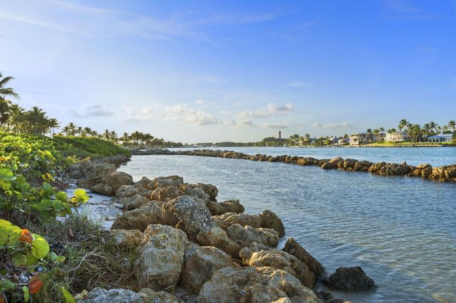 48 Live Oak Circle, Jupiter, FL 33469