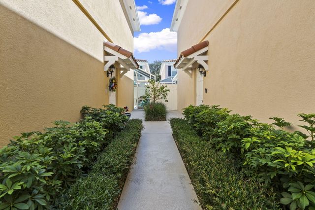 48 Live Oak Circle, Jupiter, FL 33469
