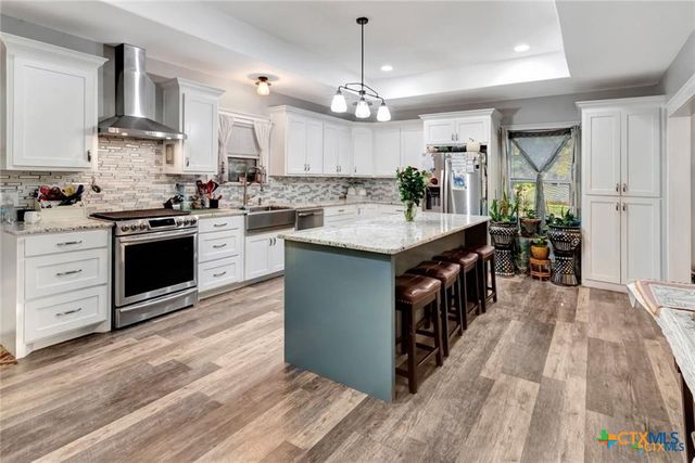 114 S WASHINGTON, El Campo, TX 77437