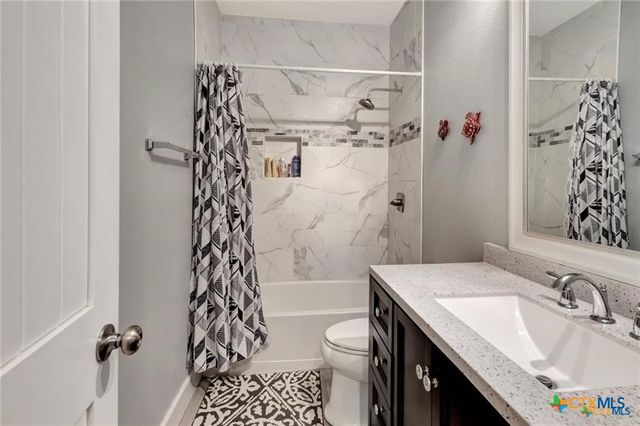 114 S WASHINGTON, El Campo, TX 77437