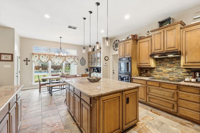 312 Lakeside Oaks Circle, Lakeside, TX 76135